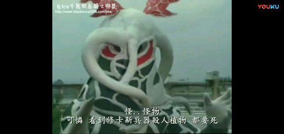 牛人把蜈蚣扔到破碎机