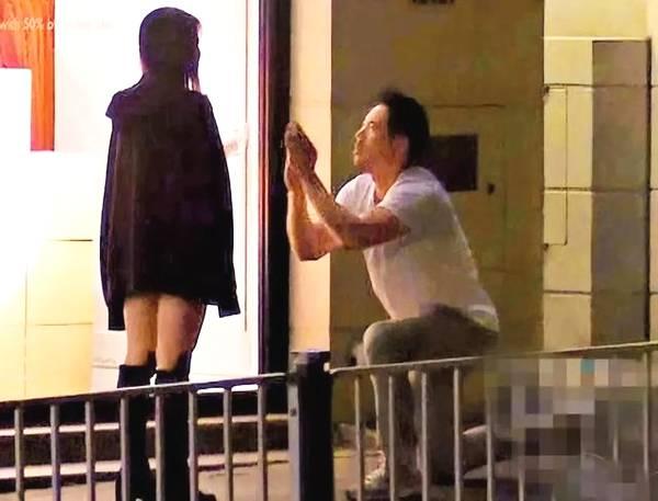 红极一时结婚生子惨遭抛弃（轰动一时的厕所门）(12)
