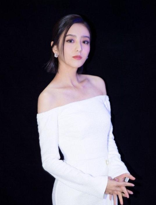 有两颗虎牙的女明星(有两颗虎牙的女明星是)-天晟网