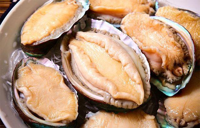 鲍鱼壳的功效和作用，夏天吃完海鲜，壳别扔！熬一锅汤水，是养肝的猛药，还能降血压