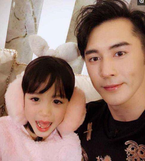 贾静雯的二女儿咘咘和三女儿波妞大名分别叫修允菲,修思羽,都是很有