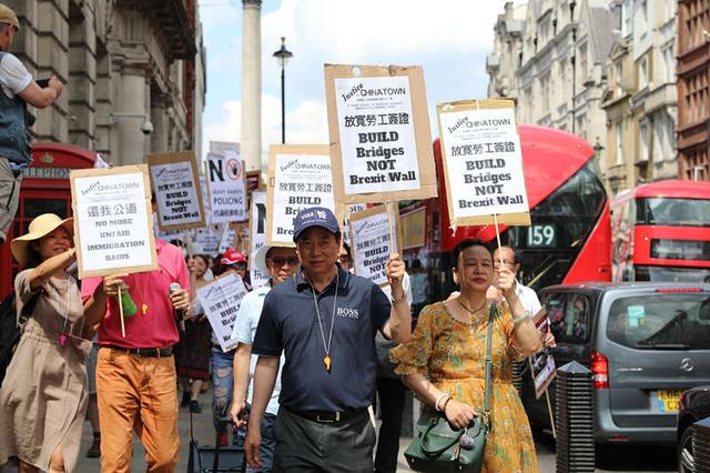 歐洲時報)7月5日,英國移民局人員在倫敦中國城突擊搜查華人商鋪的黑工