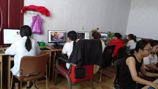 村妇集体写新媒体稿	，月入过万超上海平均工资，否认洗稿称原创