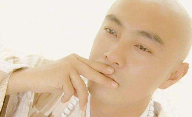 剧中张卫健扮演如尘(无花)了解一下,这扮相请原谅小编抛弃小齐哥一秒