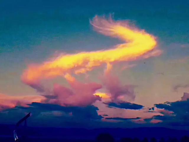 飞机上拍到真龙图片，云南大理的天空上，有人拍到祥云，活似“神龙”
