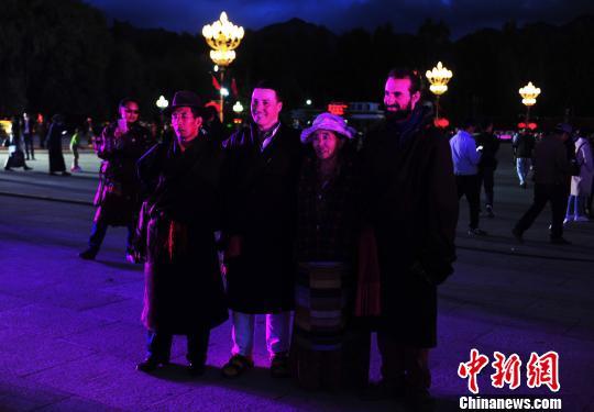 西藏工程灯光展举行