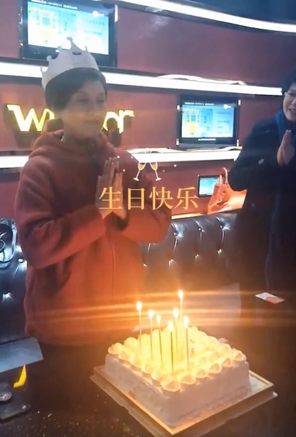 张国立的老婆:张国立为老婆庆生，宴会排场像过年，61岁邓婕衣着朴素气质不减