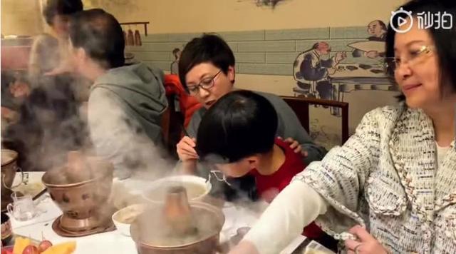 张国立的老婆:张国立为老婆庆生，宴会排场像过年，61岁邓婕衣着朴素气质不减
