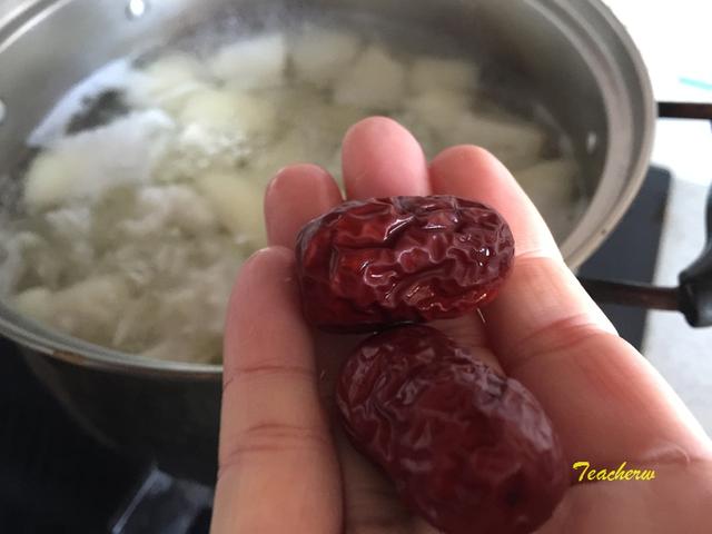 银耳用冷水泡还是热水