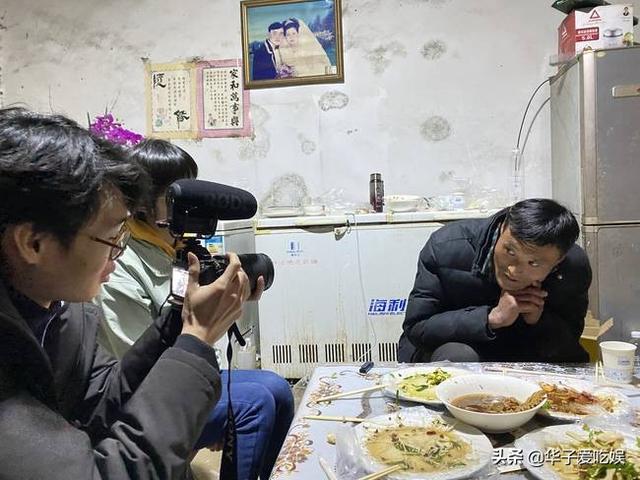 拉面哥涨价引发热议，因为从一开始就是一个误会，他与大衣哥不同