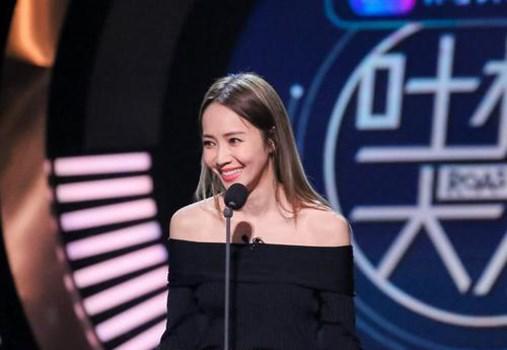 ",2015年,参加《奇葩说》的侯佩岑在接连被cue后,温柔地表示.