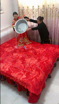 搞笑雷人的GIF动图：新婚要泼一床水，谁知道这有什么说法
