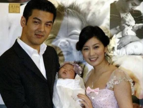 孙志浩:贾静雯女儿过16岁生日，生父孙志浩与后妈出镜，吻其脸颊显亲密