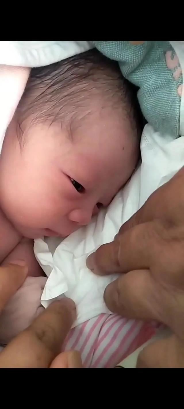 孩子刚刚出生就有五个爸爸