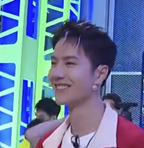 张艺兴这街4怎么了(张艺兴不续约他的艺名还能用吗)