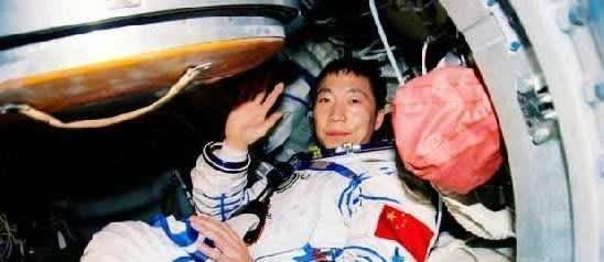 “中国太空第一人”杨利伟：历经26秒生死时刻，曾以为自己会牺牲