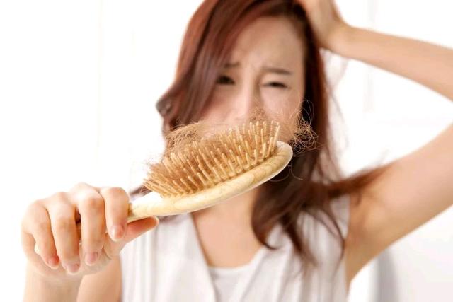 头皮上的“白泥”，是什么？提醒：不要随便用手抠，要听劝