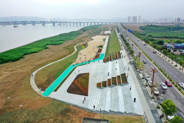 届时,各种鲜花将在温暖的阳光和柔和的风中盛开,将公园广场渲染得五彩