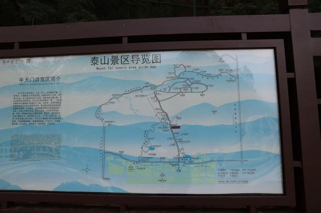 在玉皇大帝的头顶上你可以看到群山和小山国王出现在天空下的气势自然