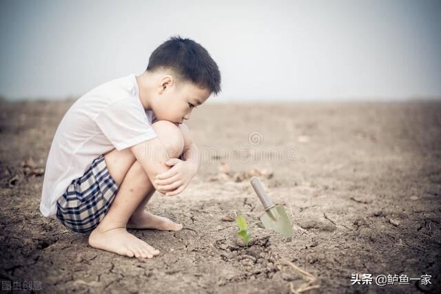 陕西男孩按妈妈在马路上拳打脚踢，一味地惯只能把孩子推向深渊