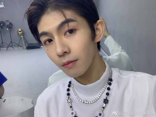 当初能被sm选中,白陆的颜值自然也是没话说,他的五官很精致,眉眼长得