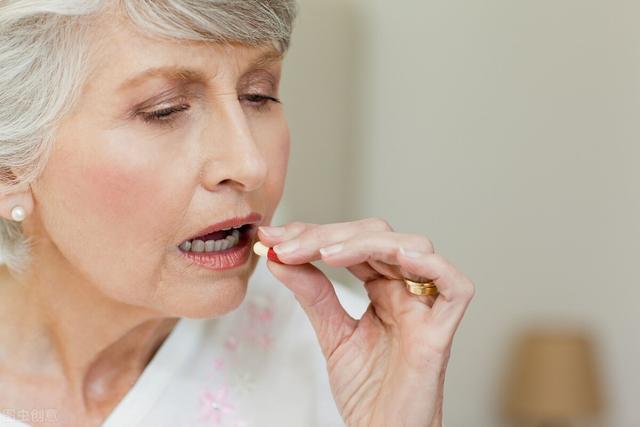 先吃饭还是先吃药？掌握正确的服药方法不伤胃，让你终身受益