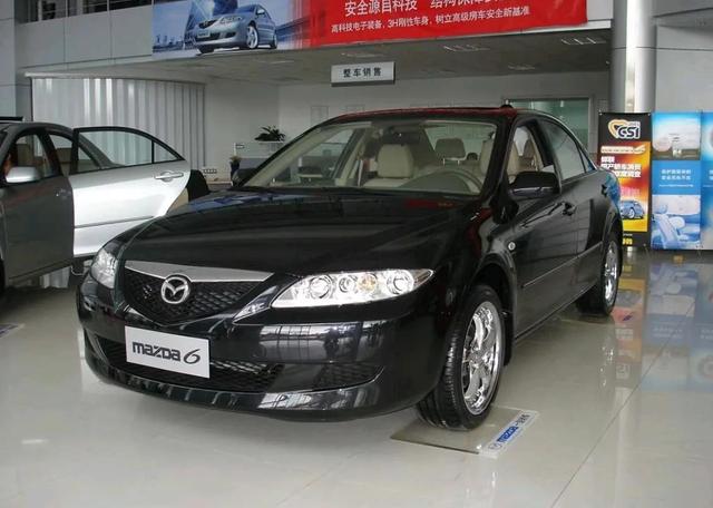 马自达6外观走进内饰,内饰整洁大方,左右对称的设计让人产生一种莫名