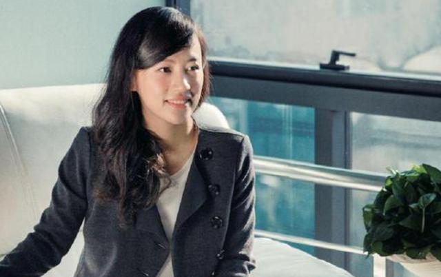 她是柳传志之女，滴滴的总裁，事业巅峰期患癌，今一人带三子