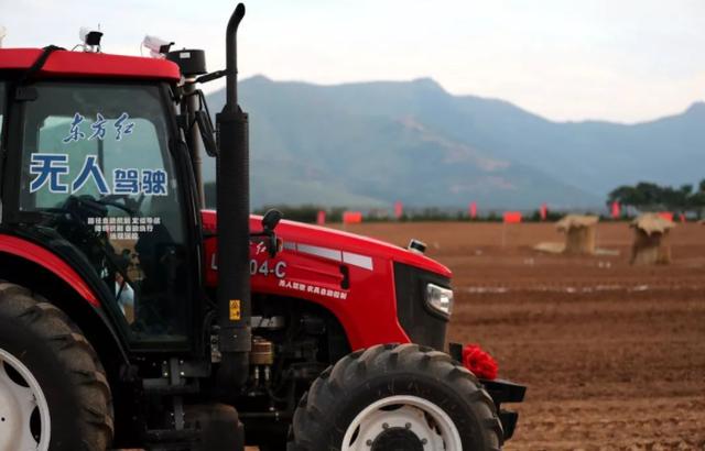 中国真正的实力展示！拖拉机不仅无人驾驶，还与5G互联，谁不服