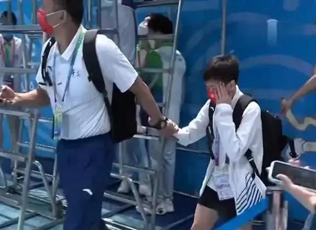 全红婵使用7999元手机引争议！真相让质疑者脸红，妹妹初心没有变