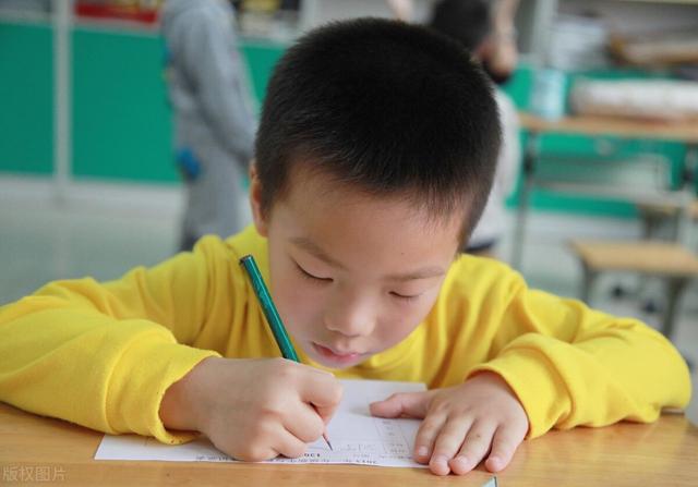 小学生因名字简单而走红，连名带姓一共就2笔！网友：好写又好听