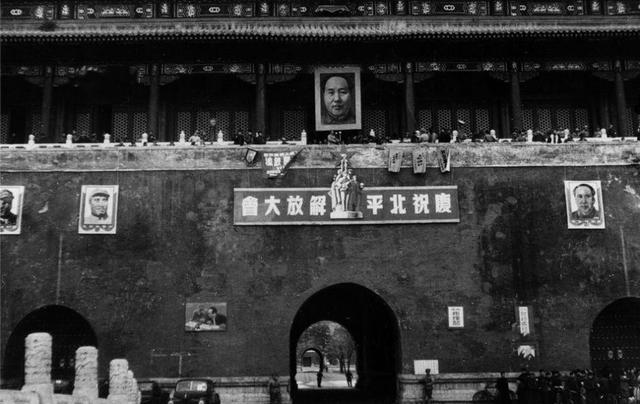 80年记者问邓小平：天安门毛主席像是否永远保留？邓小平如何作答