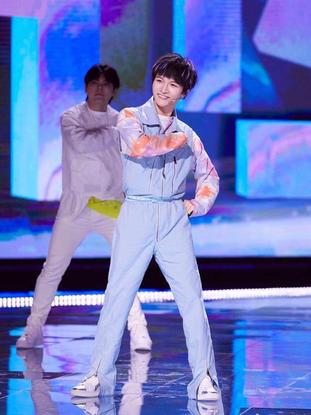 161cm周深风格大转变,直接把头发染成了蓝色,这气质越来越好了  第11