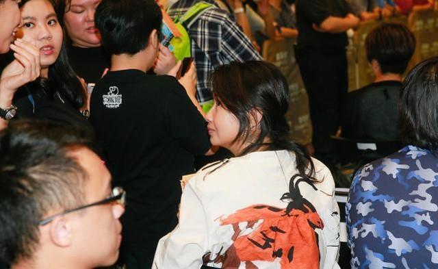 吴镇宇老婆:吴镇宇老婆虽然长相有点普通，但平时打扮的很有气质，素颜也不丑