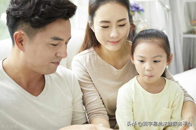 子女可以随父姓，可以随母姓。无贵贱之分，在法律上都是同等的