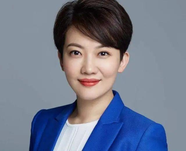 在那一年,王端端参加了沈阳电视台的主持人考试,考试题目居然是"论