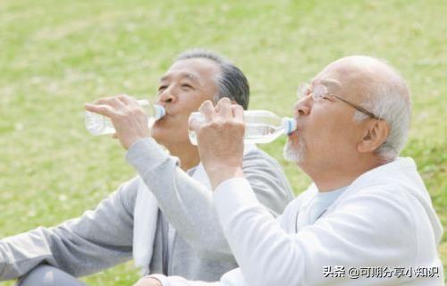 长期喝茶与常喝白开水的人，哪种人的身体比较健康？不妨多了解下