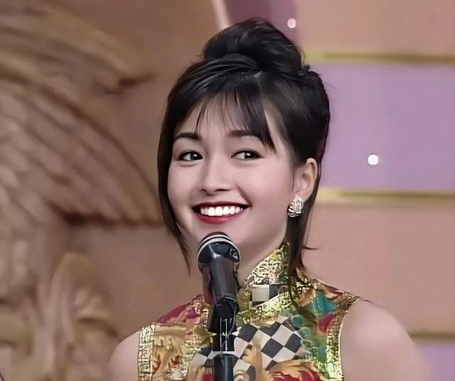 从神仙颜值，到曾志伟感慨"惨不忍睹"，是谁"毁灭"了香港小姐？