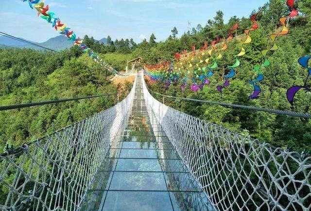 湾里区月亮湾玻璃栈道山体公园也新增了很多的游乐设施,有滑索,攀岩