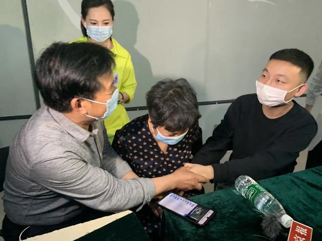 河南开封一大学生活剥父母