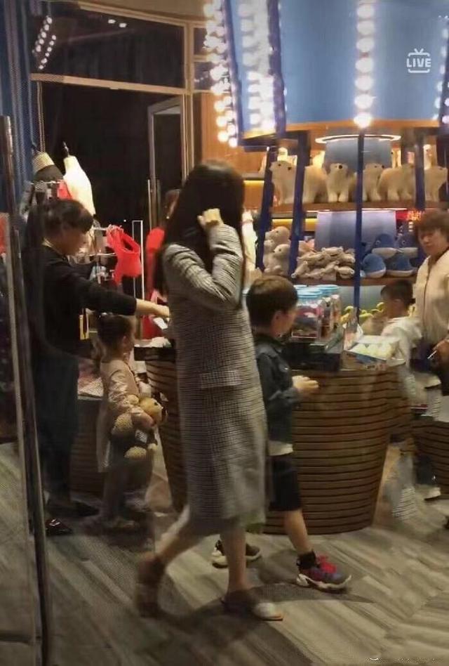 霍思燕怀孕:霍思燕哭诉没办婚礼，杜江瞬间红了眼眶，怀孕8个月时才领证？