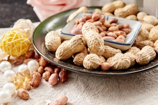 总是反酸、烧心、胸闷胸痛，怎么办？吃点花生就行？治标不治本