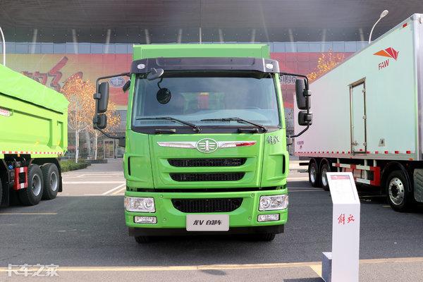 拉砂石料自卸车