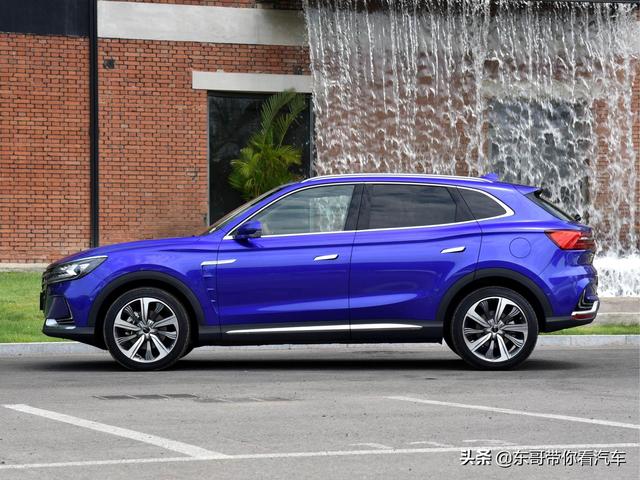 双电机四驱直流快充，内饰全是皮，养车费用低，实拍荣威MARVEL  X