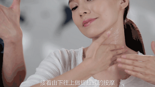 拿身体乳涂在脚上拿塑料包着