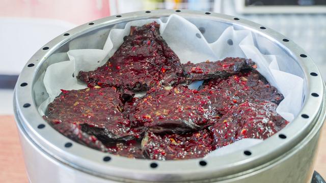 春天，女人想少用化妆品，多吃6种“紫色食物”，常吃脸色更红润