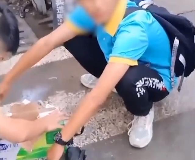 带牛奶入校被保安拦下，四川俩学生蹲校门口喝掉半箱，网友：学校开了小卖部吧？