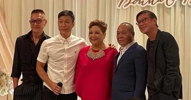 恭喜！67岁“大佬B”风光嫁女，婚礼众星云集，新娘手戴6对龙凤镯