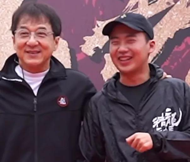成龙新片开机显老态，头发稀疏成空气刘海，不拍打戏搭档令人意外