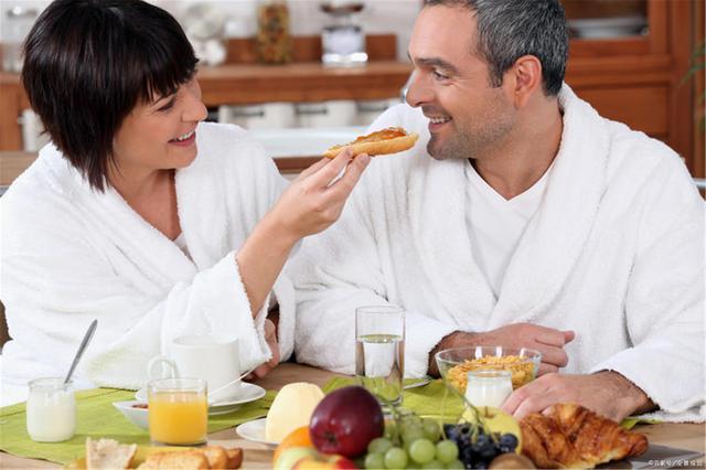 提醒中老年人群：五种不健康的食物，再喜欢吃也尽量少碰